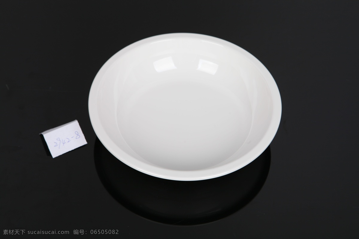 盘子 餐具 陶瓷 吃饭 造型 纯白 摄影图 生活百科 家居生活