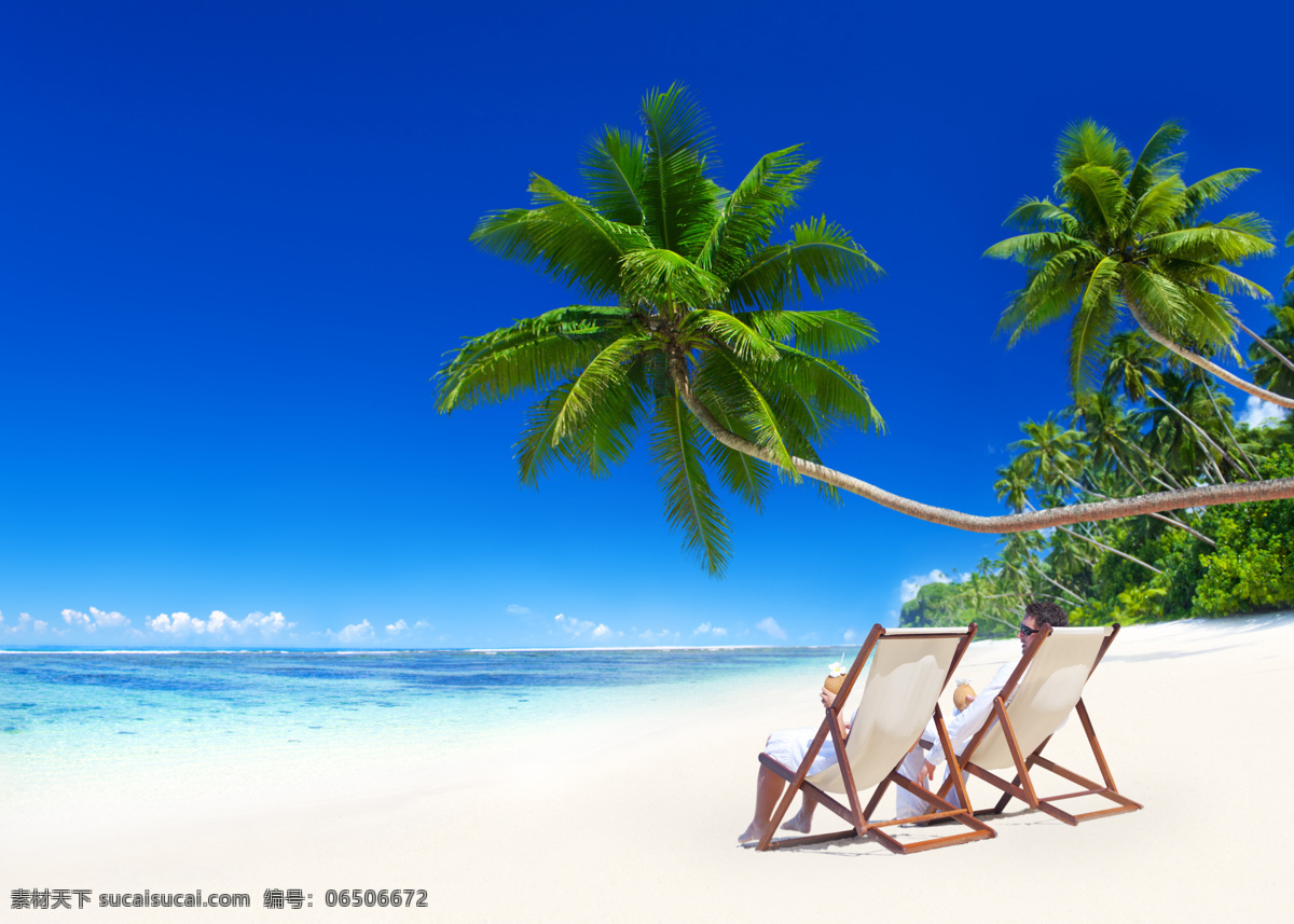 坐在 沙滩 上 晒太阳 两个 人 人物 两个人 椅子 大海 海浪 蓝天 白云 椰子树 大海图片 风景图片