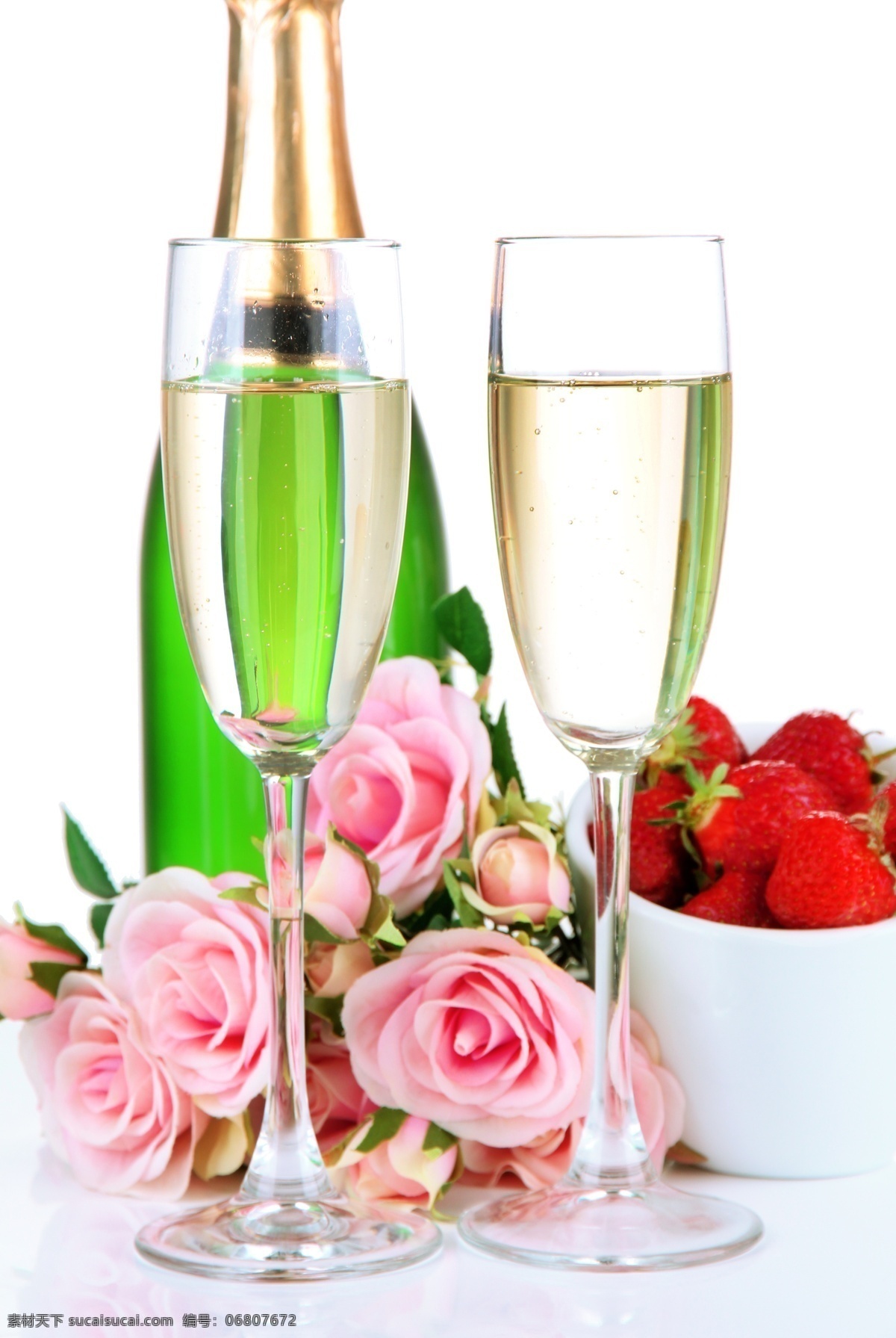 杯中的酒 高脚杯 酒 玫瑰花 玻璃器皿 草莓 美食 诱人 食物素材 酒水饮料 餐饮美食 白色