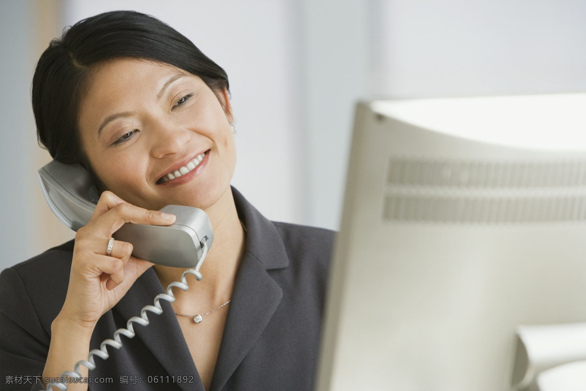 打电话 商务 女性 外国女性 女人 性感美女 办公 白领 商务女性 微笑 笑容 美女图片 人物图片