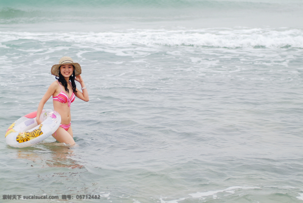 大海 里 游泳 美女图片 性感美女 女性 女人 时尚美女 模特 美女写真 泳装 泳衣 比基尼美女 草帽 救生圈 人物图片