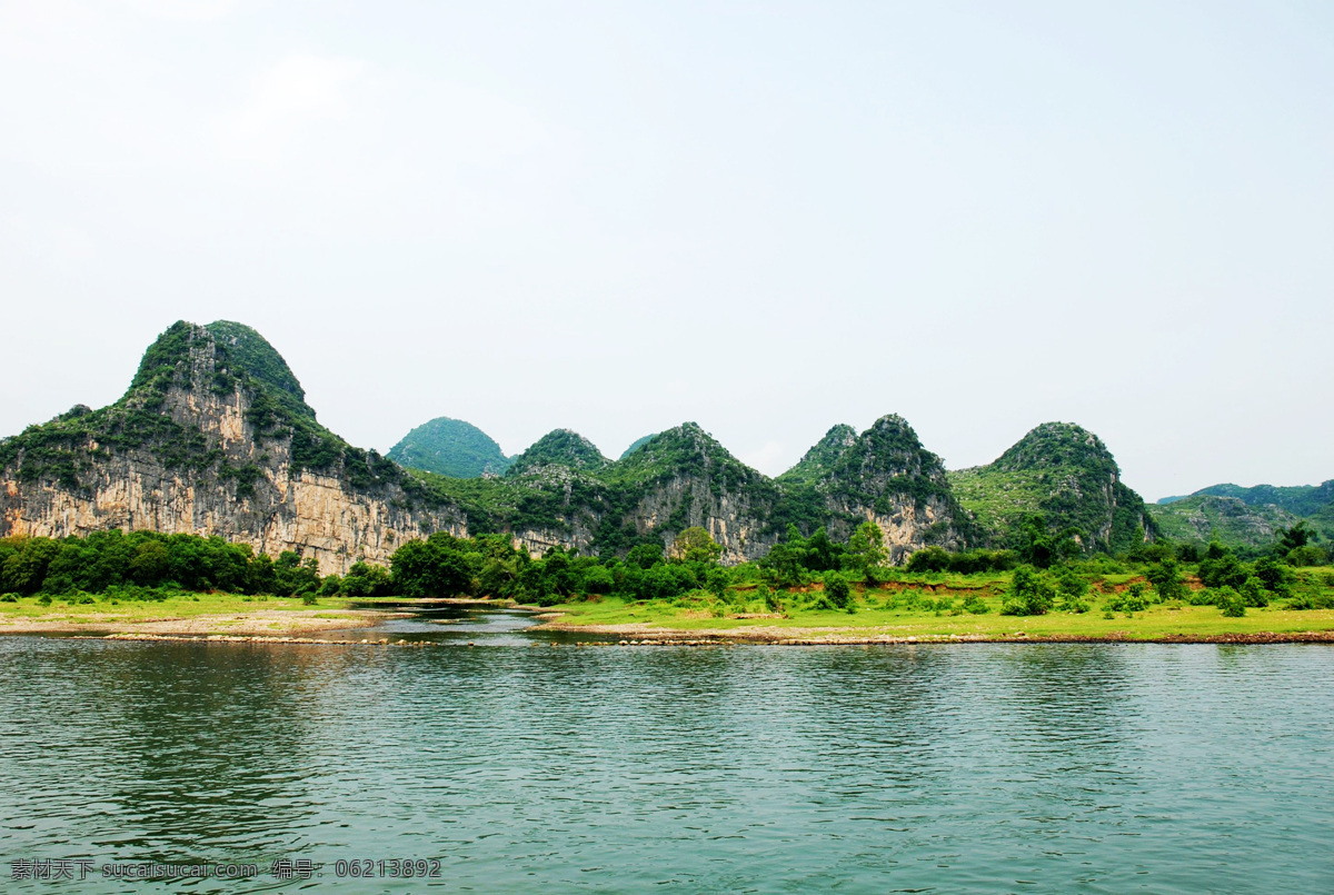 桂林山水 广西桂林 漓江 江面 倒影 群山 山 山峰 草地 绿地 树丛 国内旅游 旅游摄影