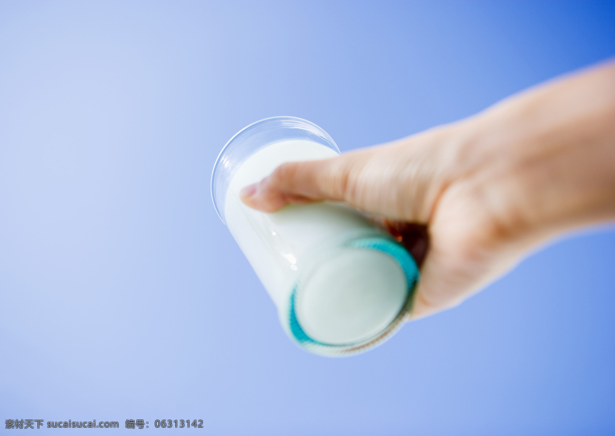 家居生活 牛奶 摄影图库 生活百科 食物 手 手握 握 一杯 手握一杯牛奶 一杯牛奶 女性生活写真 psd源文件 餐饮素材