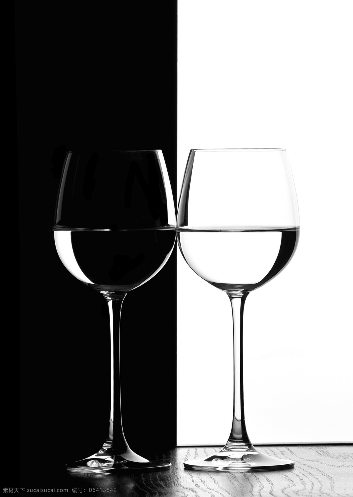 高脚酒杯 红酒摄影素材 红酒 酒杯 高脚杯 酒瓶 红酒素材 红酒素材图 倒酒 葡萄酒 倾倒葡萄酒 高脚玻璃杯 带冰块的酒 酒摄影 红酒摄影 干红 葡萄干红 带红酒的杯子 三角高脚杯 餐饮美食 饮料酒水