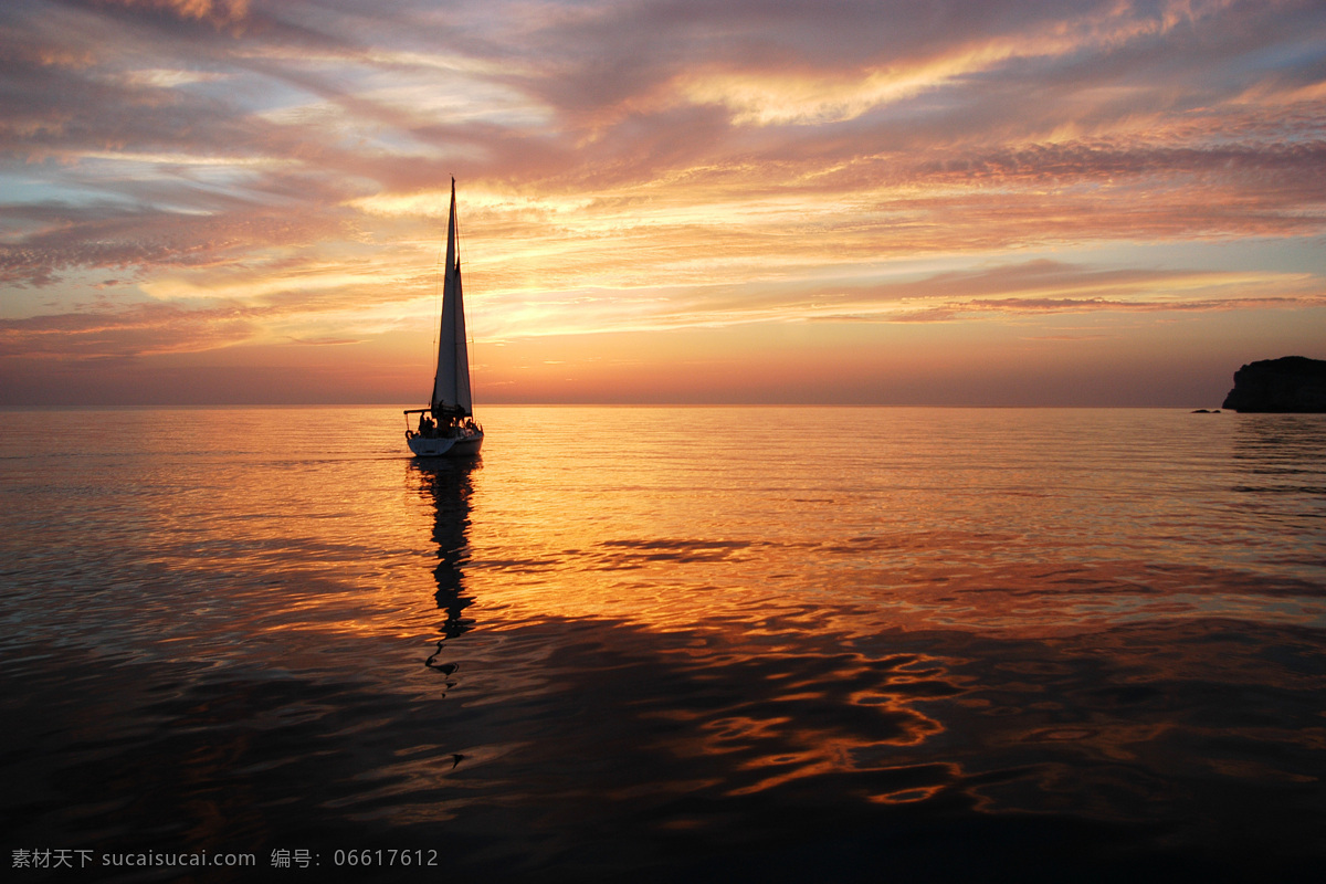 海面上的帆船 帆船 海面 行驶 大海航行 船只 自然风景 自然景观 黑色