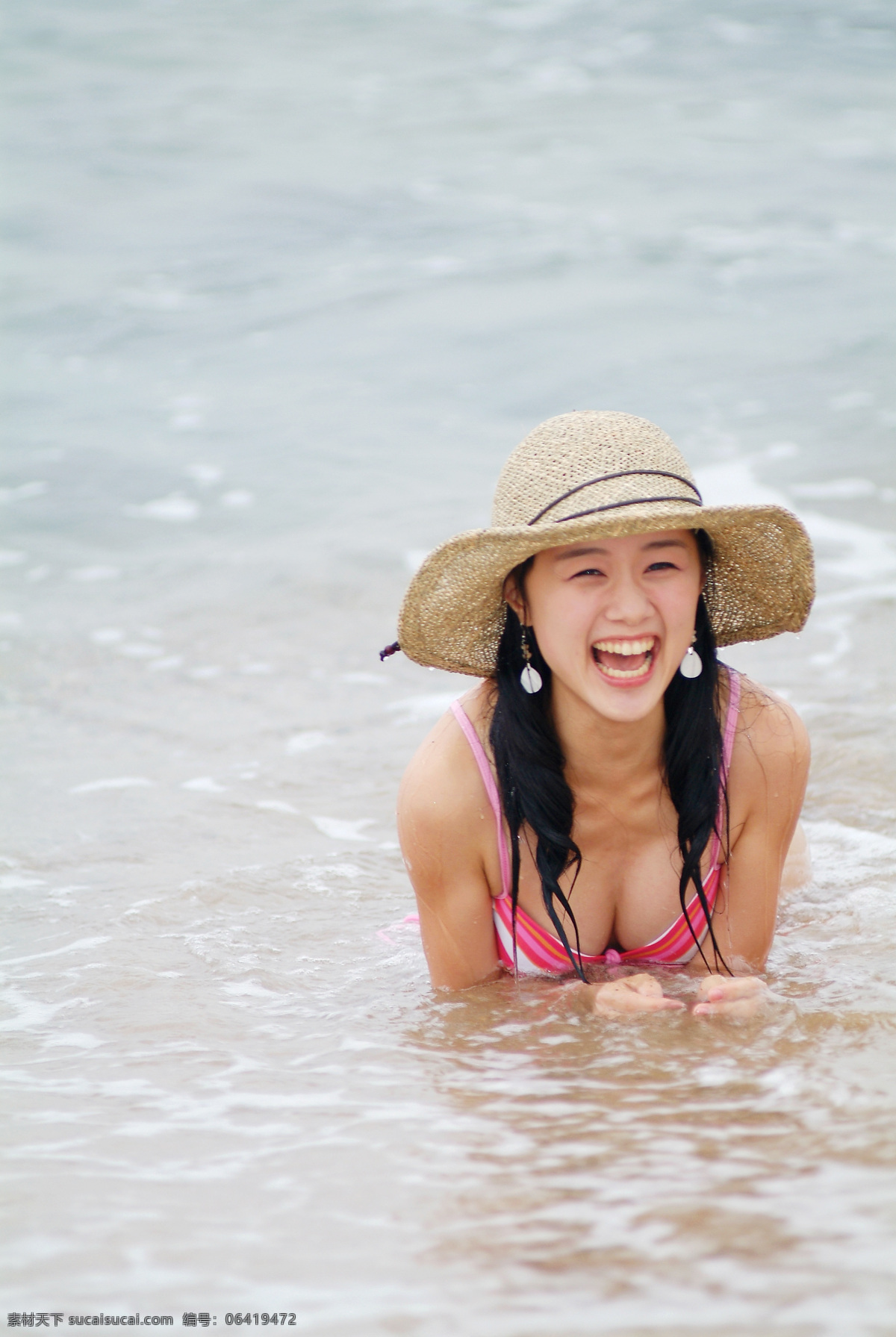 海水 中 开心 美女图片 性感美女 女性 女人 时尚美女 模特 美女写真 泳装 泳衣 比基尼美女 海滩 沙滩美女 海浪 微笑 人物图片