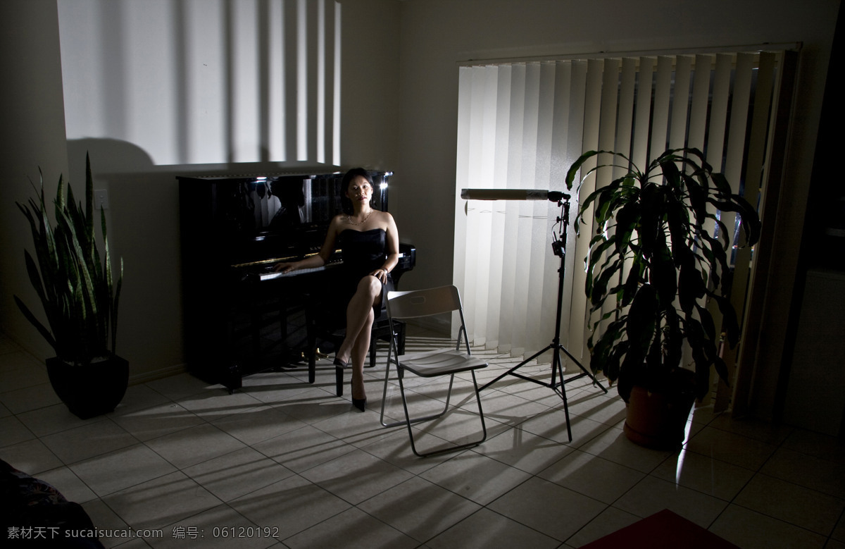 场景 地板 钢琴 光线 光影 家居 美丽 美女 弹钢琴的女人 摄影棚 椅子 思考 坐着 女性 优雅 魅力 女人 性感 植物 人物摄影 摄影棚摄影 摄影图库 人物图库 女性女人 psd源文件