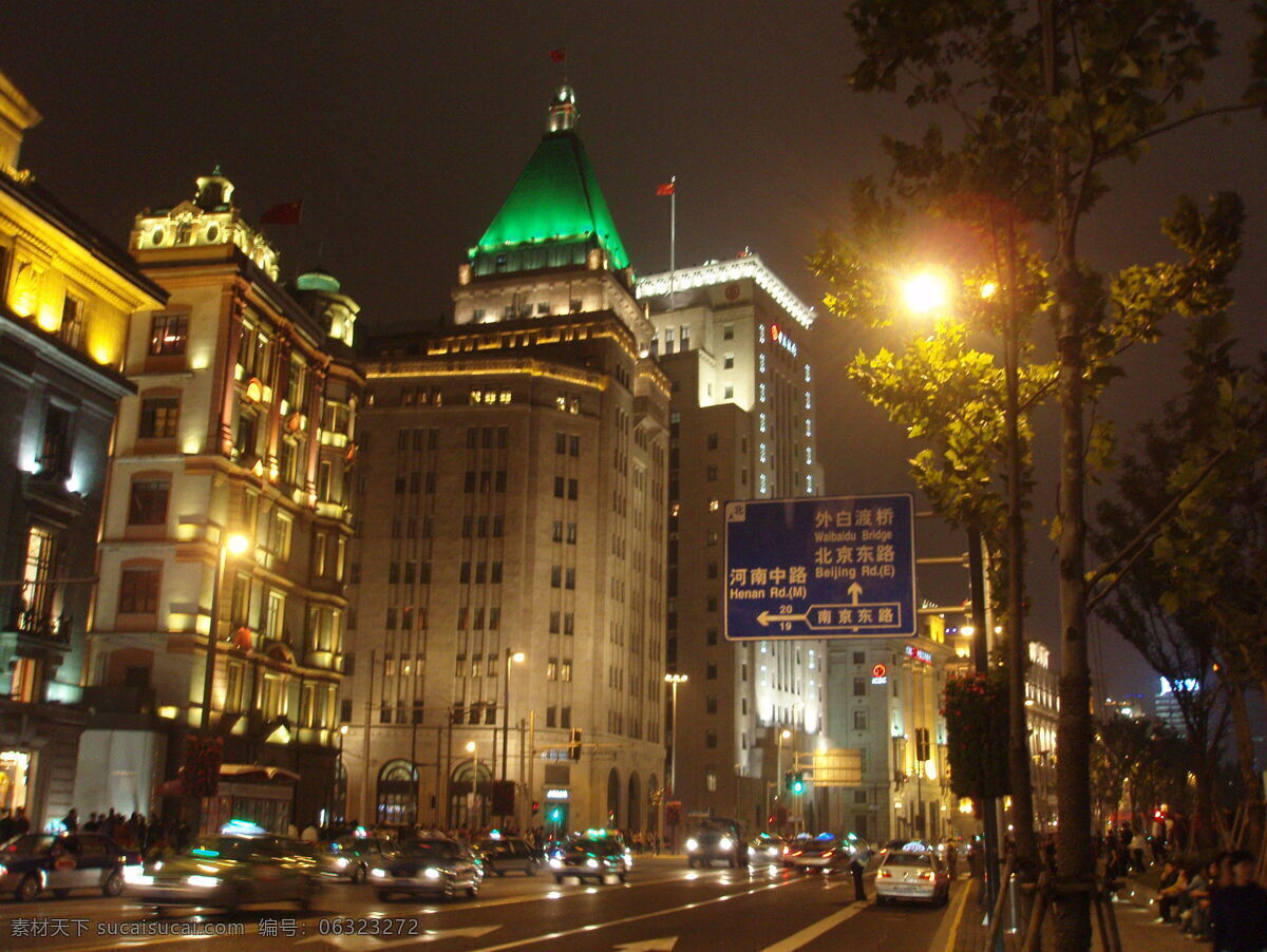 车灯 道路 高楼建筑 国内旅游 路灯 旅游摄影 外滩 行人 夜景 来往车辆 万国建筑群 窗灯 耀眼灯光 行道树 夜幕 繁华街市 标志性景点 旅游风光摄影 家居装饰素材 灯饰素材