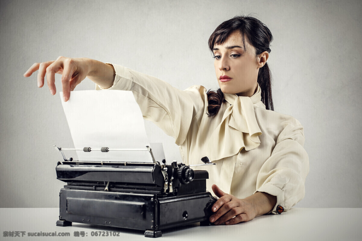 操作 打字机 职业女性 打印 办公 商务女士 外国女性 欧美女人 美女图片 人物图片