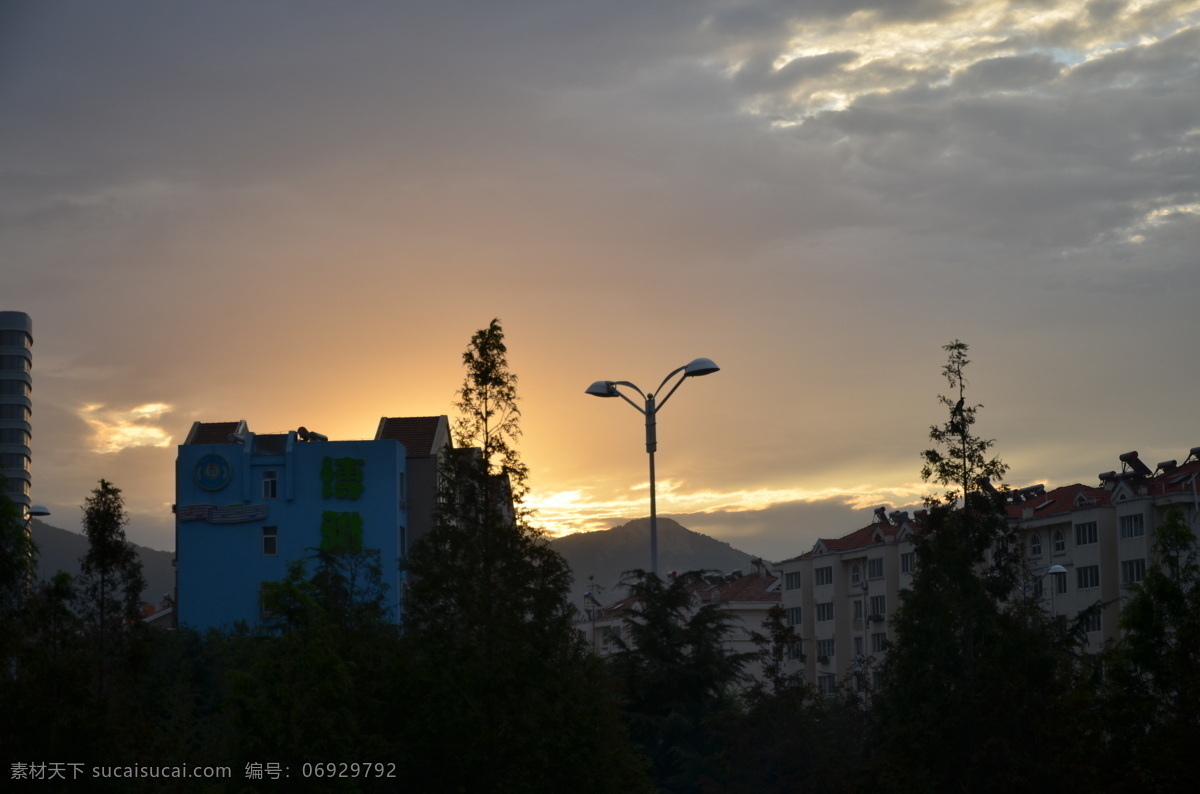 暗红 灯杆 剪影 楼房 树木 太阳光 天空 早晨的天空 自然风光 早晨 乌云 自然风景 自然景观 家居装饰素材 灯饰素材