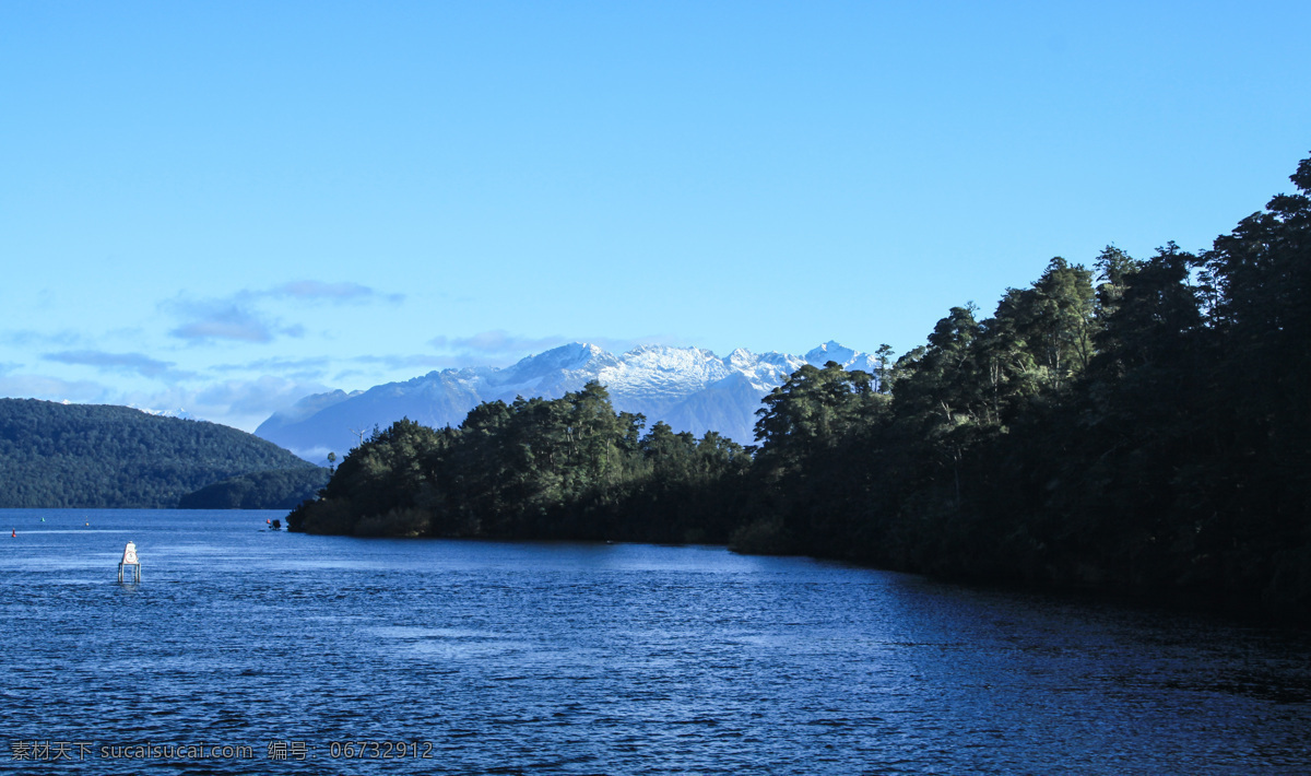 新西兰 南岛 神奇 峡湾 自然风光 天空 蓝天 白云 远山 群山 雪山 绿树 新西兰南岛 神奇峡湾 冰川湖 湖畔 湖水 倒影 新西兰风光 自然景观 山水风景