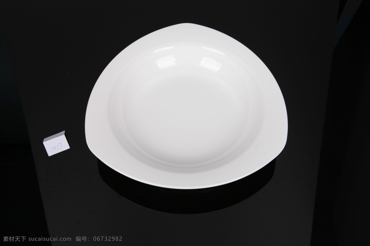 盘子 餐具 陶瓷 吃饭 造型 纯白 摄影图 生活百科 家居生活