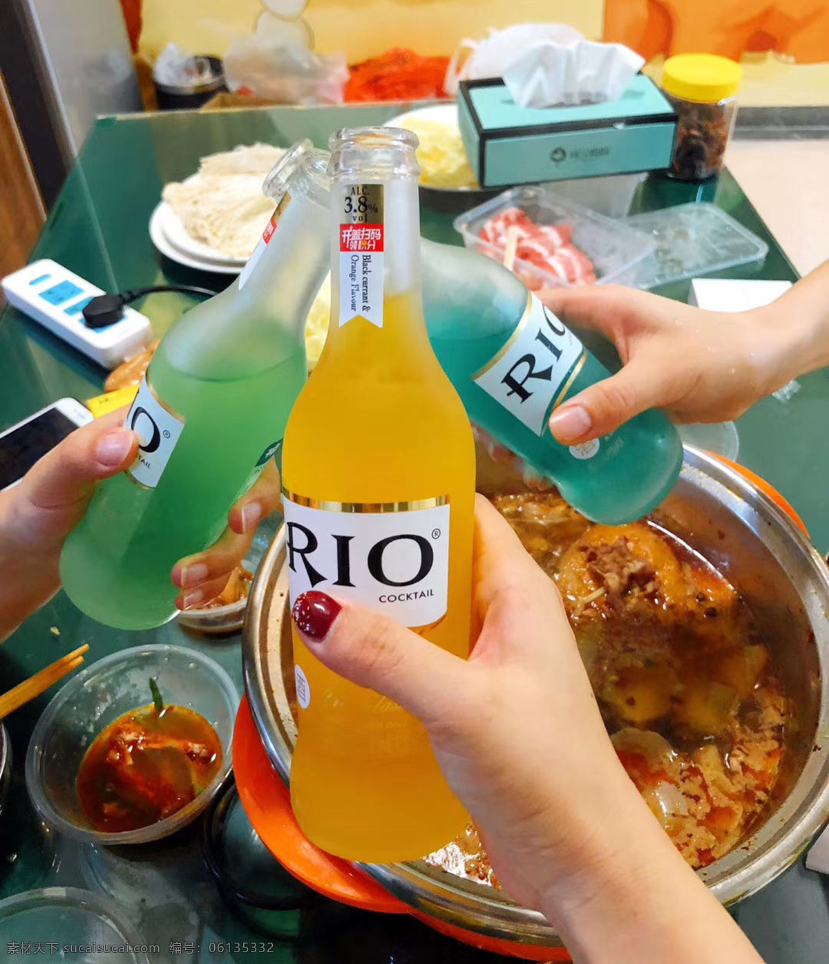 聚餐喝酒 喝酒 干杯 敬酒 碰杯 喝鸡尾酒 瓶装鸡尾酒 娱乐 亲密无间 聚会 酒 乐趣 享受 rio 饮料 鸡尾酒 酒吧 拍摄美食 餐饮美食 传统美食