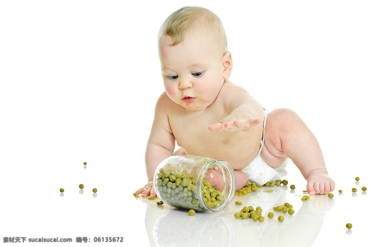 撒 掉 绿豆 婴儿 玻璃瓶 孩子 儿童 外国人物 儿童图片 人物图片