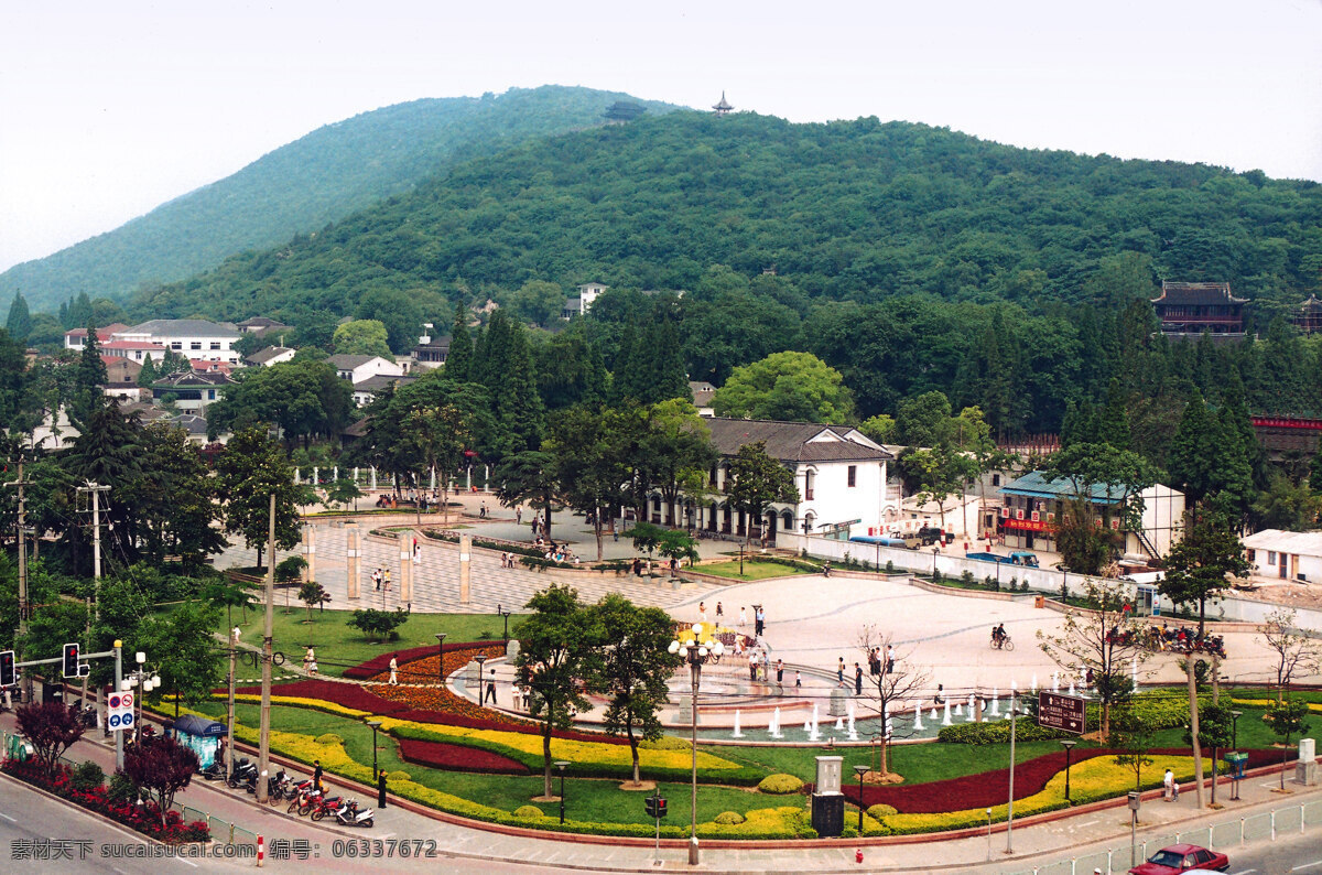 石梅广场 常熟 虞山 喷泉 游人 树 路灯 草坪 花坛 房屋 信号灯 自行车 电动车 清风亭 汽车 变电箱 汉白玉 电线杆 自然风景 自然景观