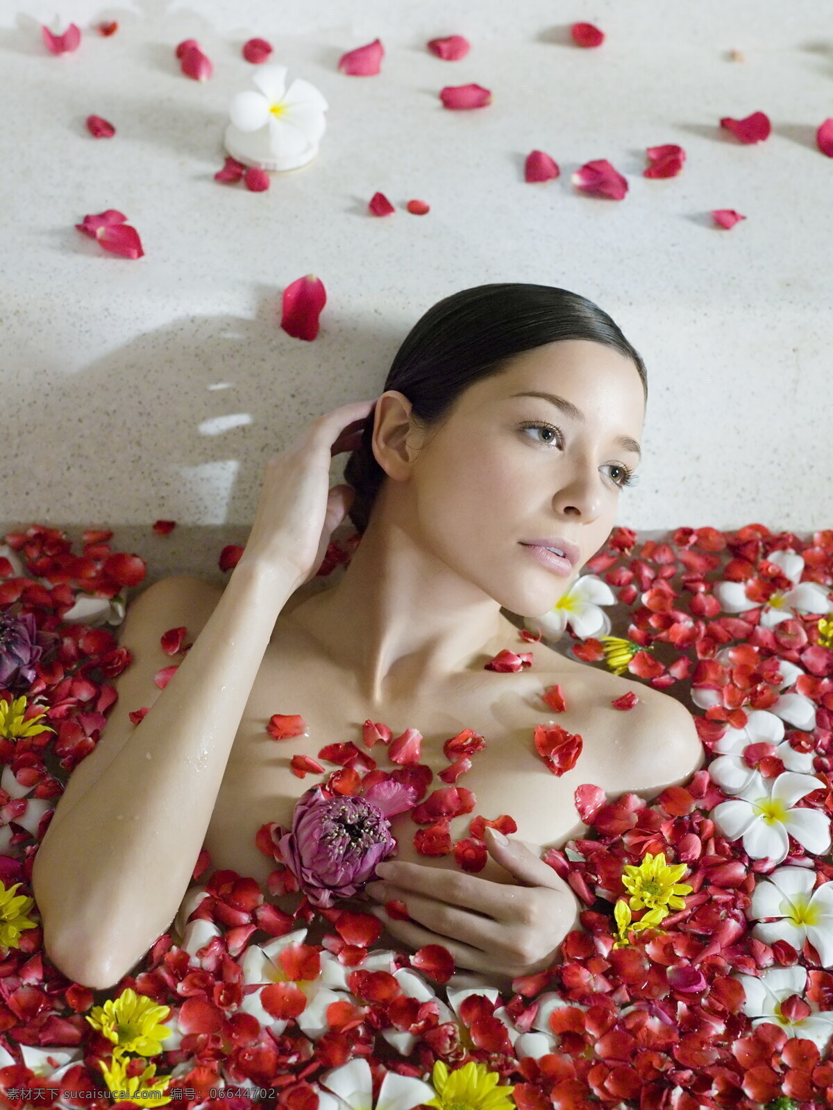 正在 花瓣 沐浴 外国 美女图片 spa水疗 养颜 美容 玫瑰花 菊花 外国美女 女性 性感美女 摄影图 高清图片 生活人物 人物图片