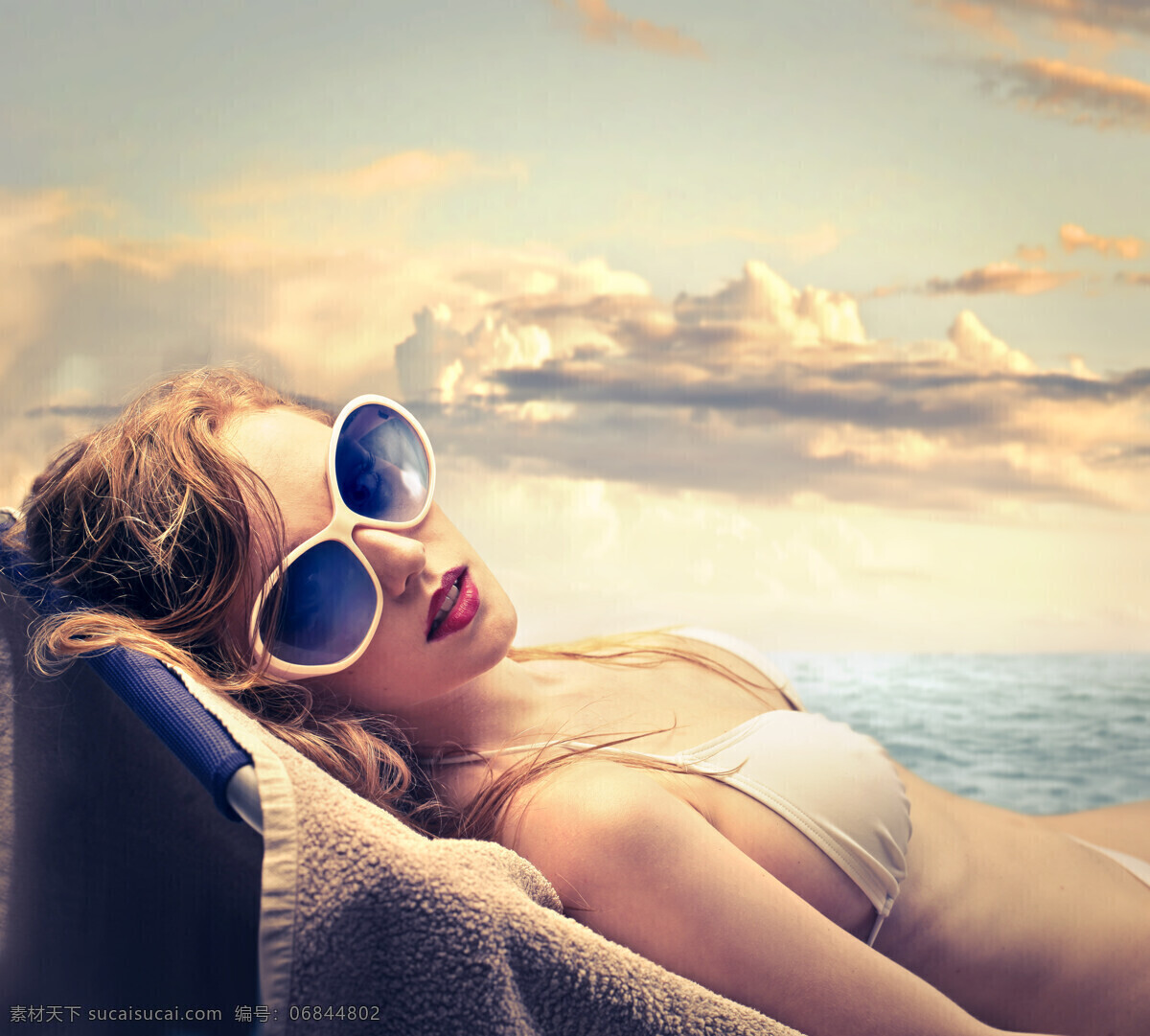 躺 休闲椅 美女图片 大海 海边 海水 浪花 海浪 海滩 沙滩 蓝天 美女 晚霞 风景 生活人物 人物图片
