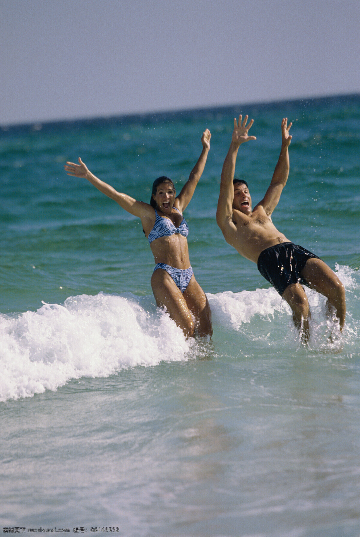 海滩 上 玩耍 外国 夫妇 海边人物 沙滩 外国男性 男人 女性 女人 外国夫妻 海浪 浪花 比基尼美女 生活人物 人物图片