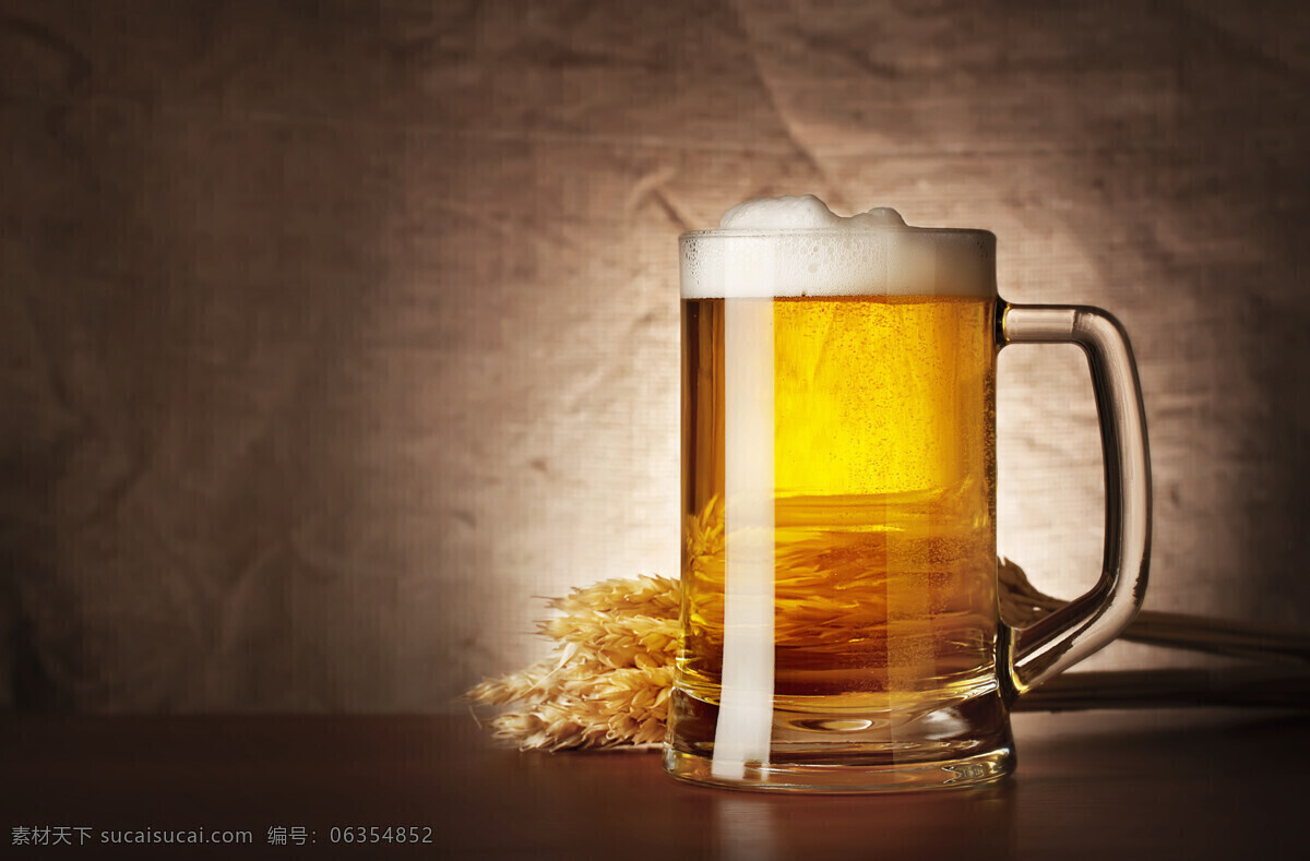 桌子 上 一大 杯 啤酒 木桶 玻璃杯 饮料 酒水 酒水饮料 餐饮美食 酒类图片