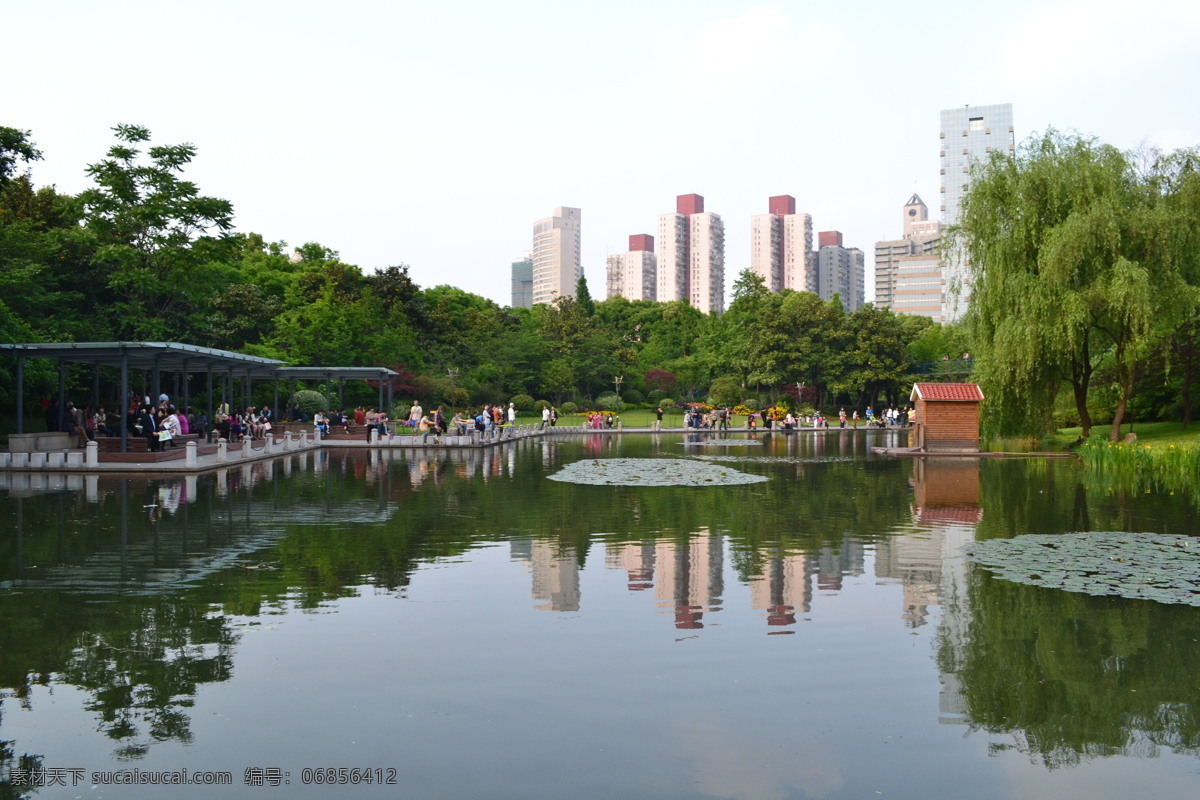 都市休闲公园 公园 树木 绿化 池塘 汇金湖 绿水 大楼 都市 休闲 绿色 徐家汇 上海 游客 旅游摄影 自然风景