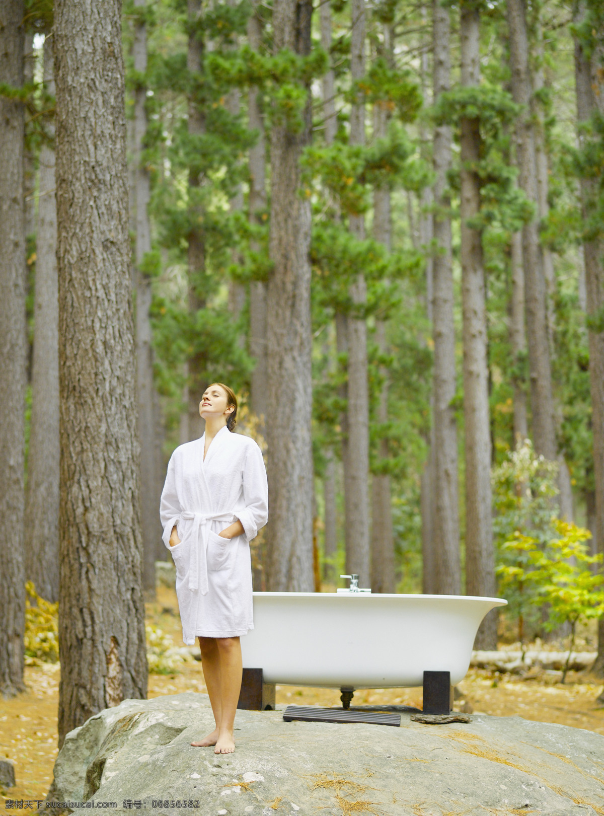 准备 洗澡 女人 户外 户外生活 人物 树林 自然 好环境 浴缸 深呼吸 放松 浴巾 站立 生活人物 人物图片