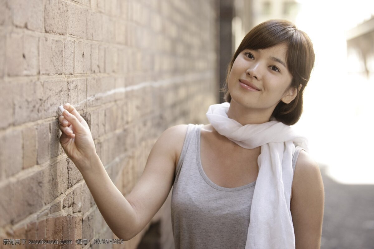 宋惠乔 韩国明星 美女 宋慧乔 粉笔 砖墙 步步高 手机 广告 音乐 人物摄影 人物图库