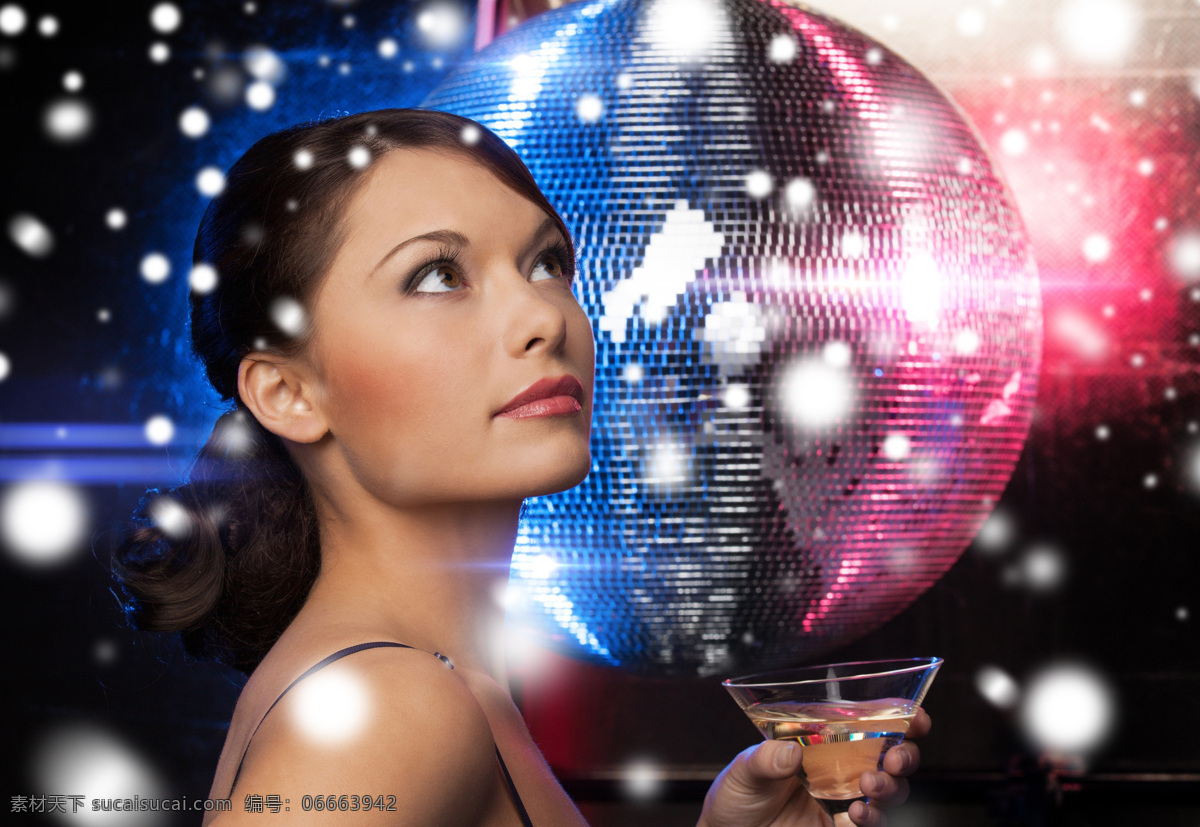 闪灯 前 手 酒杯 美女图片 美女 梦幻 娱乐 女人 外国女人 人物图片