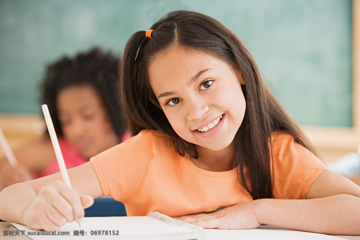 坐 写作 业 可爱 女孩 横构图 黑板 小女孩 外国女孩 女同学 小学生 做功课 做作业 书写 看 注视 开心 微笑 课桌 坐着 教室 室内 课堂 学习 教学 教育 儿童学习教育 高清图片 儿童图片 人物图片