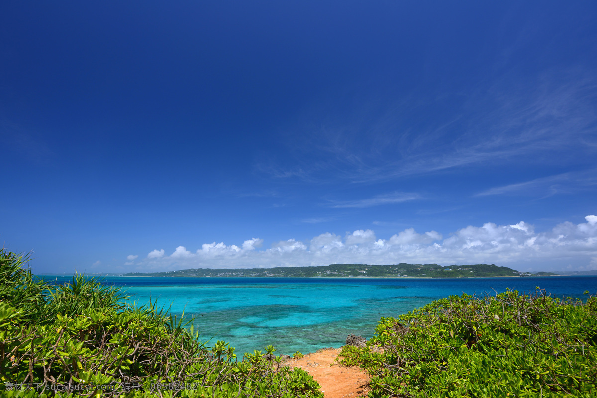 碧海蓝天唯美 大海 蓝天 云层 绿色植物 碧海蓝天 海水