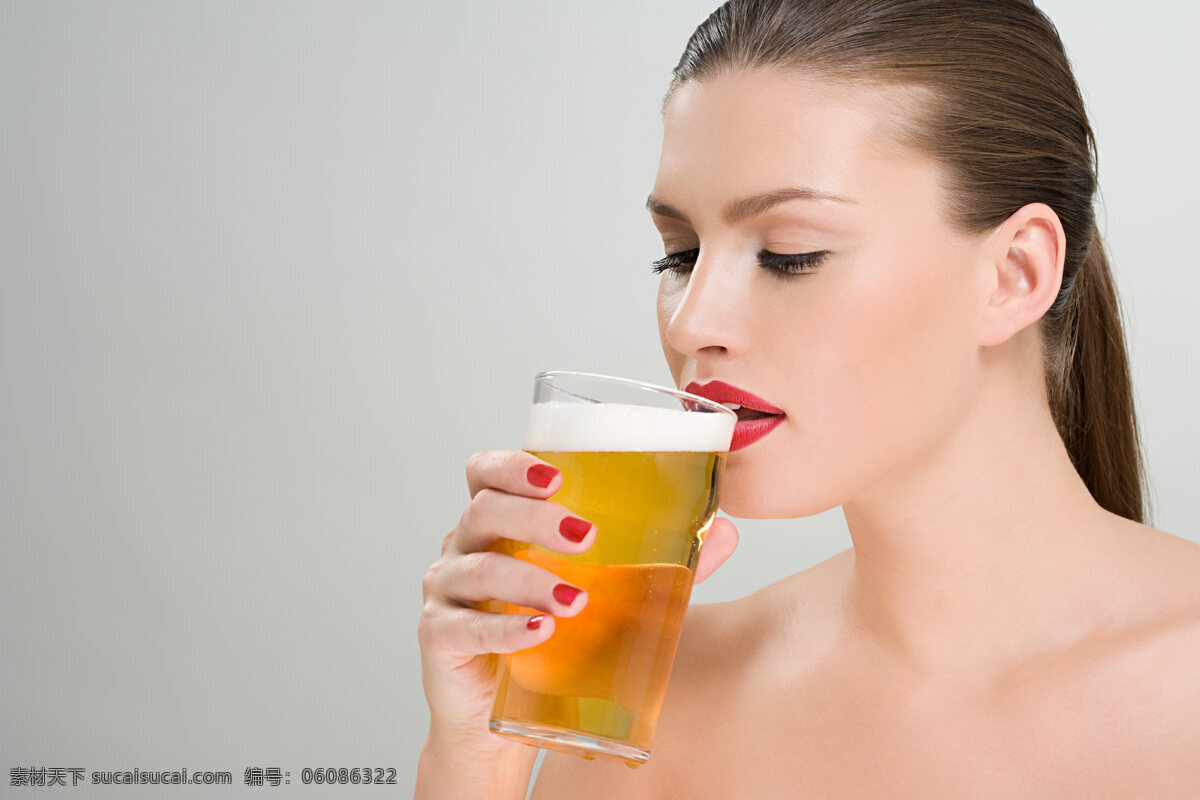 喝 啤酒 美女图片 外国女性 时尚美女 时尚女人 模特 肌肤白皙 皮肤美白 美容 红唇 浓妆 喝啤酒 杯子 人物图片