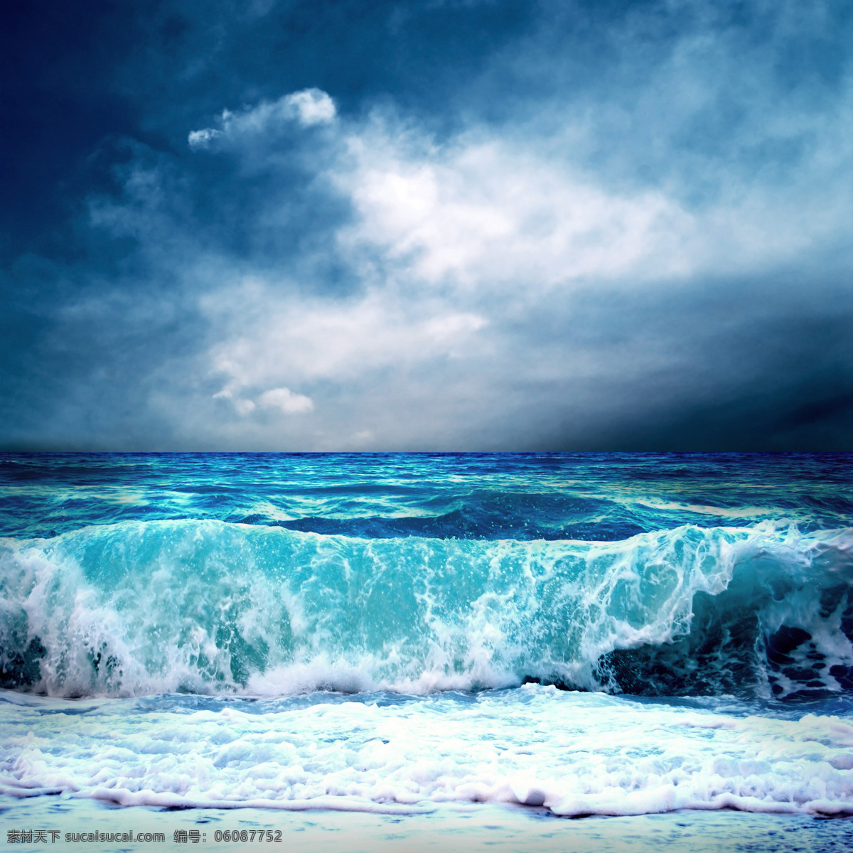 波涛汹涌 浪花 海边 海水 溅起 水雾 乌云 海洋海边 自然景观 白色