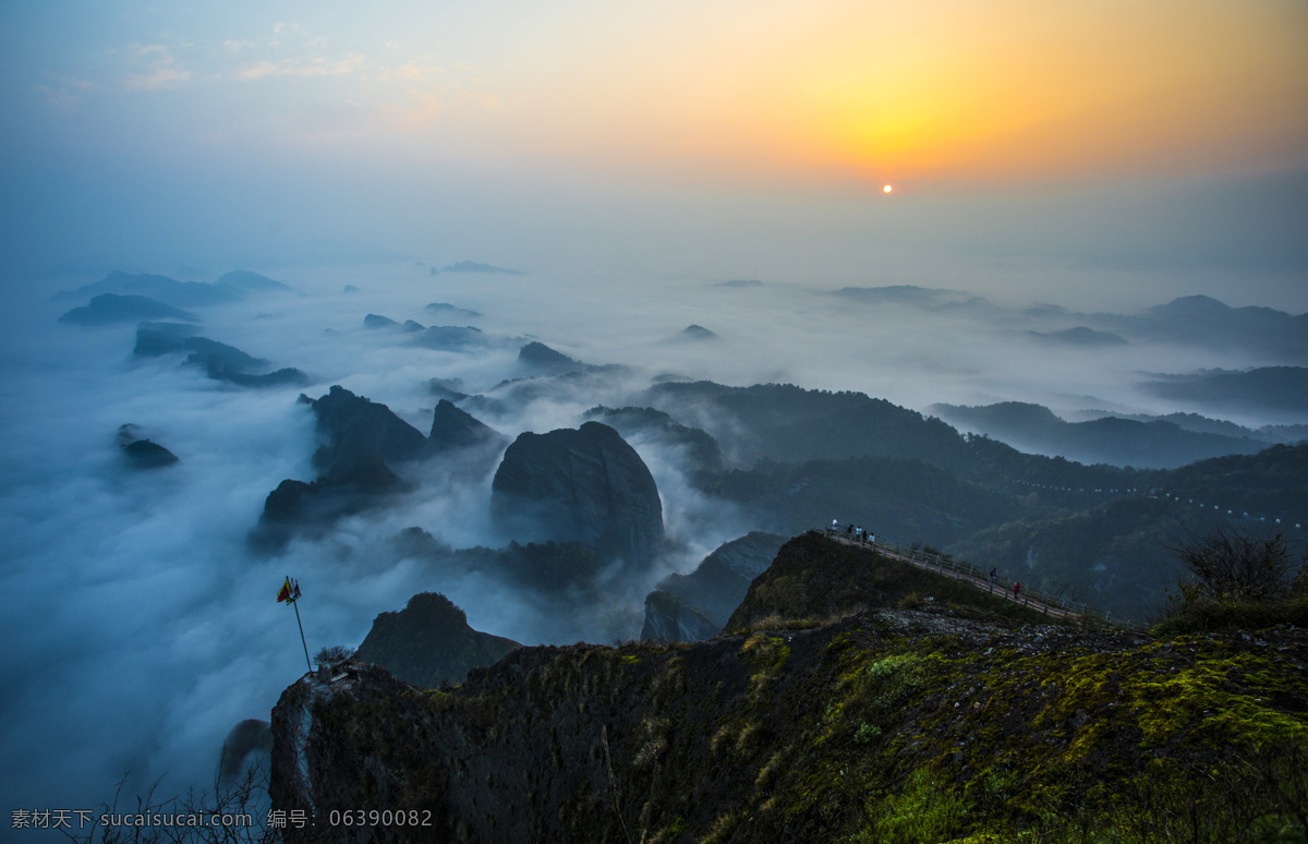 桂林 资源 八角寨 主峰 山顶 清晨 日出 天空 朝霞 云海 山脉 丹霞地貌 悬崖 起伏 徒步 登山 自然景观 自然风景