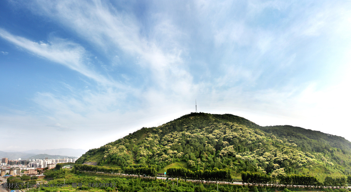 龙岩市 莲花山 全景 山绿化 景观 城市景观 自然景观 青山 龙岩城市 蓝天白云 天空 山峰 莲花山公园 山地公园 城市摄影 国内旅游 旅游摄影