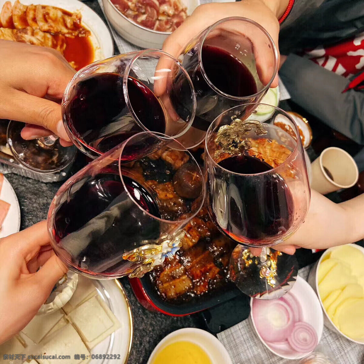 红酒聚会 西餐红酒 红酒碰杯 饭桌 碰杯 快乐 手 欢呼 应酬 交际 聚会 活动 干杯 举杯 庆祝 宴会厅 杯子 水晶杯 玻璃 玻璃杯 红酒 红酒杯 葡萄酒 葡萄酒杯 酒杯 餐具 餐具摆设 餐桌 高脚杯 手机 餐饮美食 西餐美食