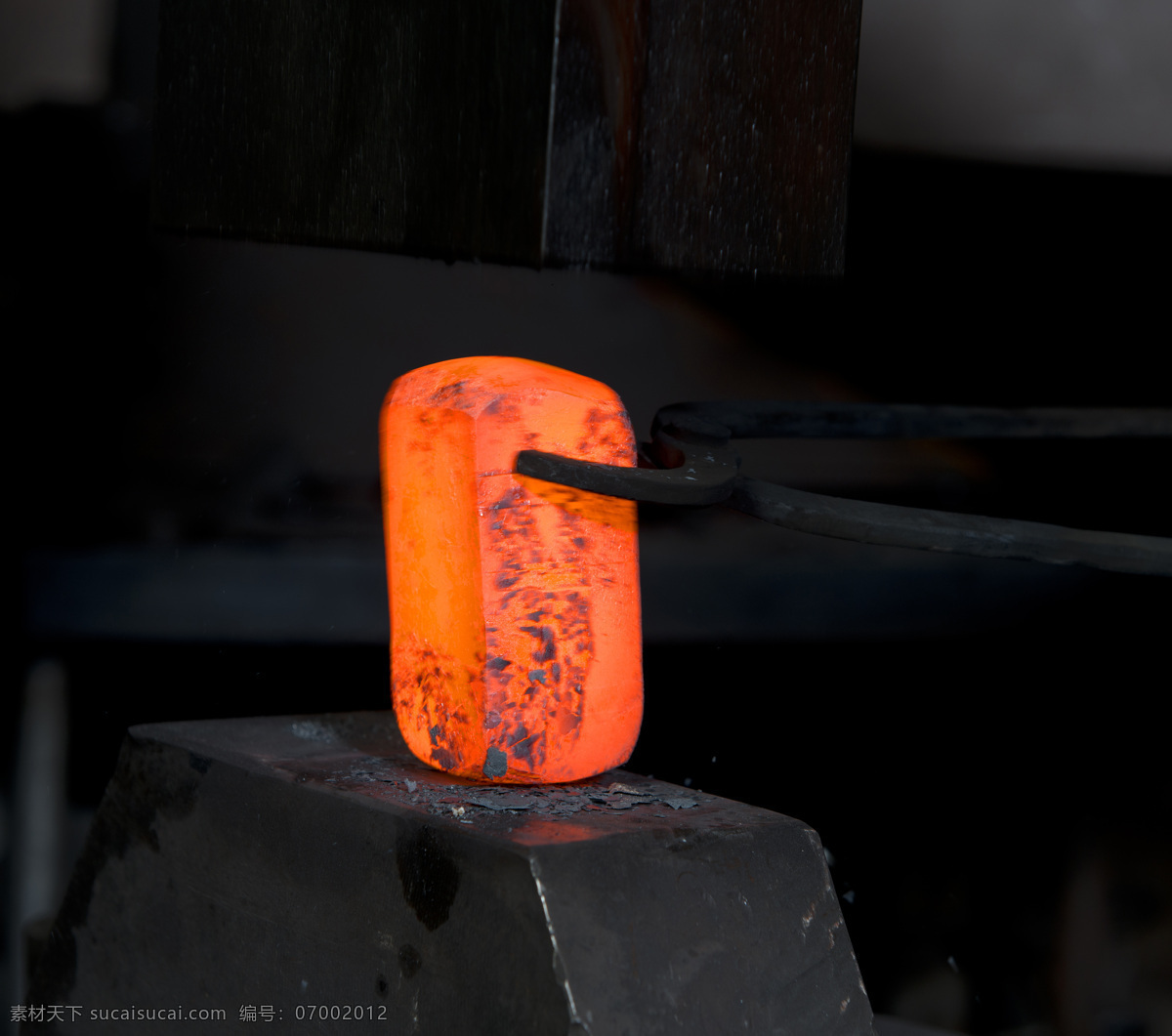 烧 红 成 块 铁 铸铁 打铁 铁匠 烧铁 炼铁 商务人士 人物图片