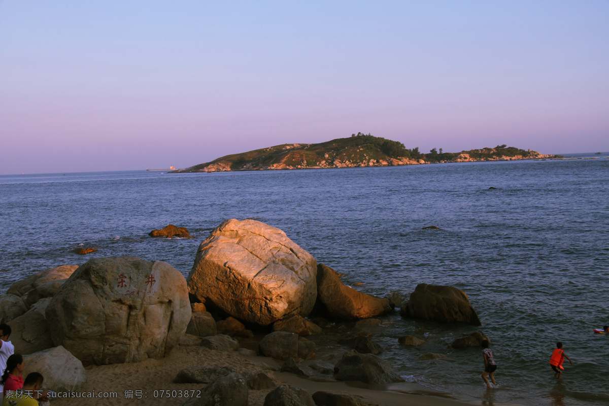 白云 海景 海浪 海水 蓝天 沙滩 山水风景 南澳岛 广东汕头 冬暖夏凉 碧波 岛礁 岩石 宋井 游人 游客 自然景观 风景 生活 旅游餐饮