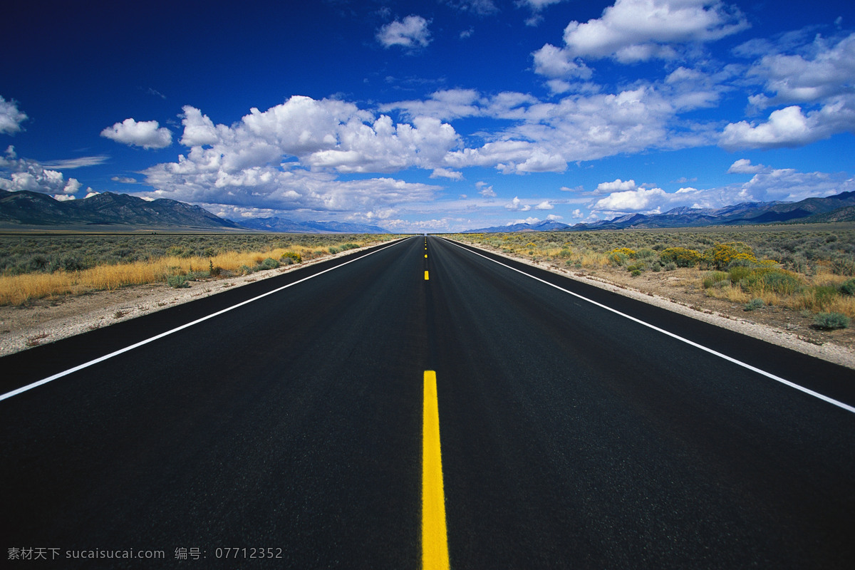 宽阔的大路 蓝天 白云 平稳 马路 公路 斑马线 高原 大山 高速公路 国内旅游 旅游摄影
