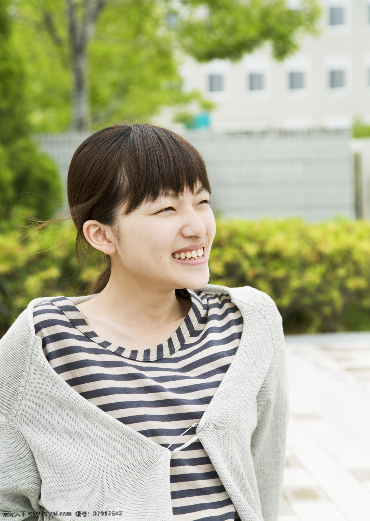 开心 快乐 大学生 美女图片 时尚美女 女孩 女生 开心笑容 学校 教育 校园生活 校园素材 人物素材 高清图片 生活人物 人物图片