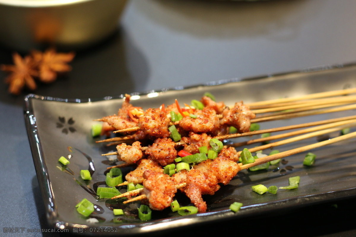 烧烤 烤串 烤肉 烧烤照片 烤肠 鸡脆骨 烧烤摄影 烤串摄影 烤串照片 竹签 盘子 餐饮美食 传统美食