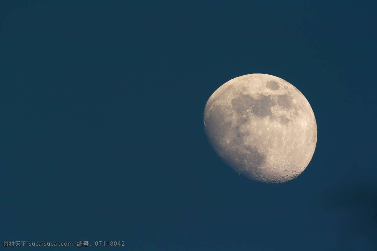 月亮 蓝月亮 夜空 睛天的月亮 一轮月亮 月牙 自然景观 自然风景