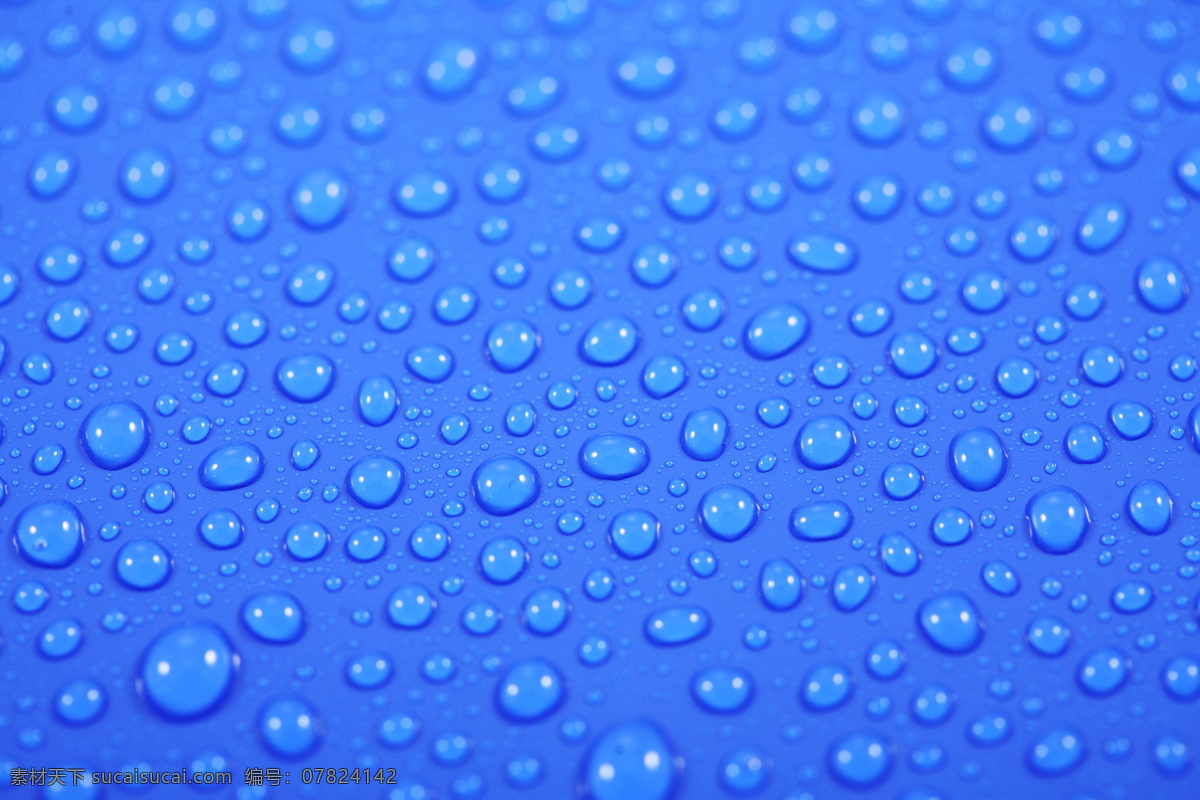 蓝色水珠 露水 露珠 水滴 水滴背景 水痕 水迹 水珠 水珠效果 晨露 水珠特写 水珠背景 动感水珠背景 水珠底纹 水滴底纹 水珠图片 漂亮的水珠 微距拍摄 水珠水花水滴 水珠背景底纹 自然风景 自然景观 psd源文件