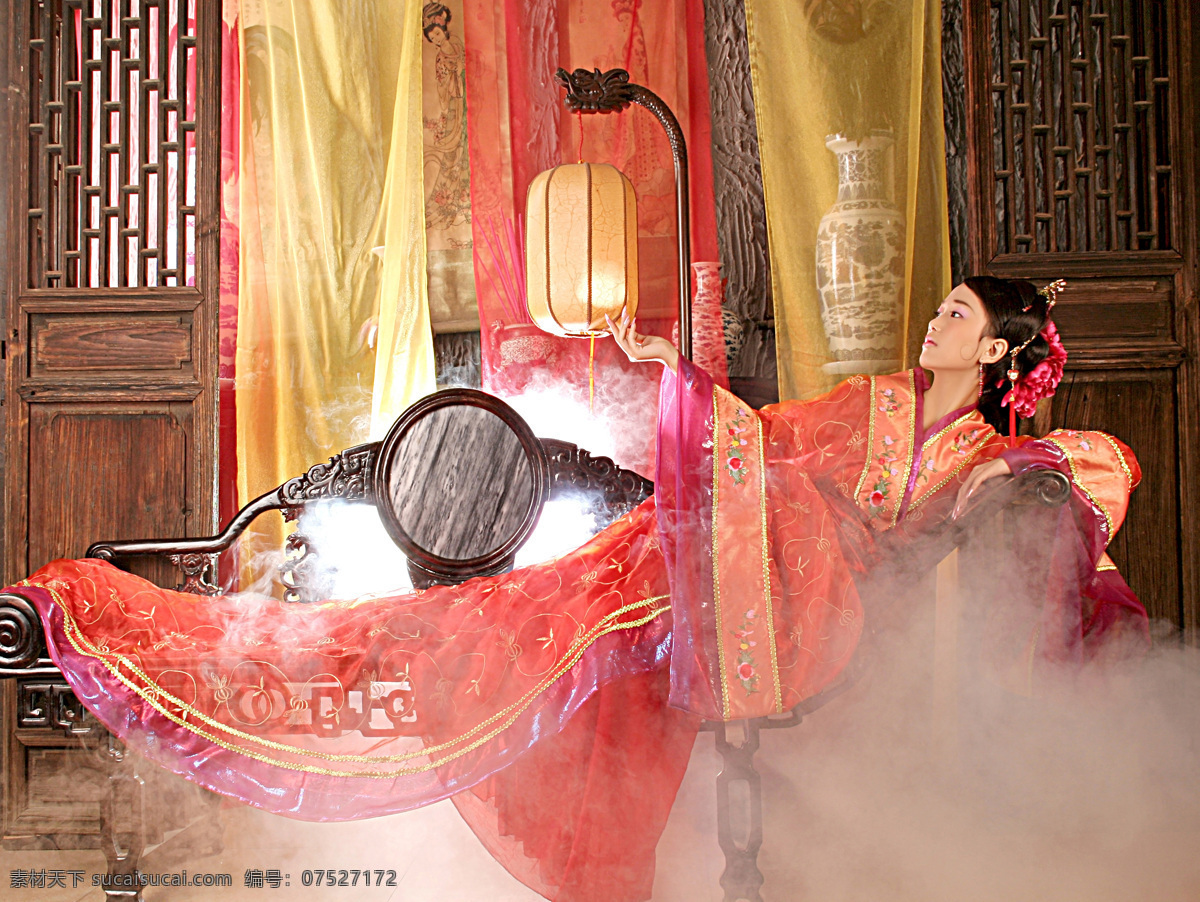 妃子 贵妃 古代 古典 美女 经典 云 雾 彩绸 红衣 灯笼 古典素材 女性女人 人物图库