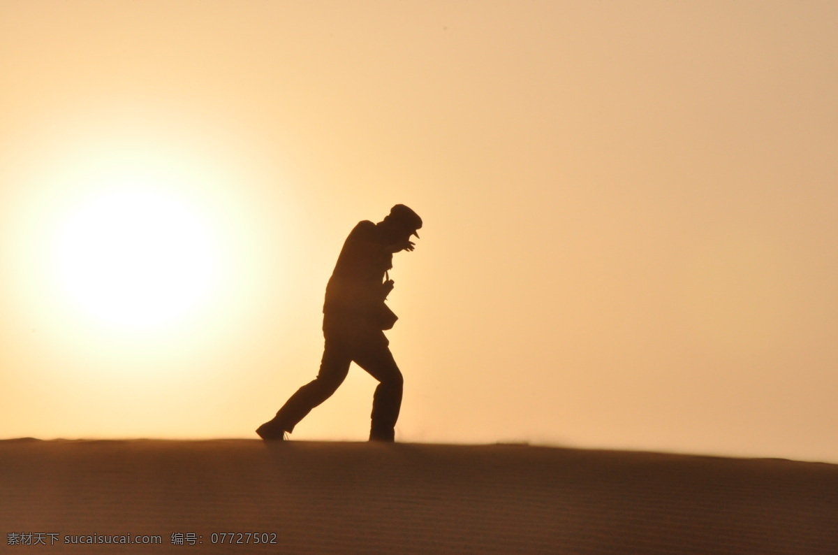 奔跑 风沙 干枯 干燥 剪影 晴朗 人物 人物图库 大西北 沙漠 行走 行进 荒凉 贫瘠 干涸 沙土 日常生活 psd源文件