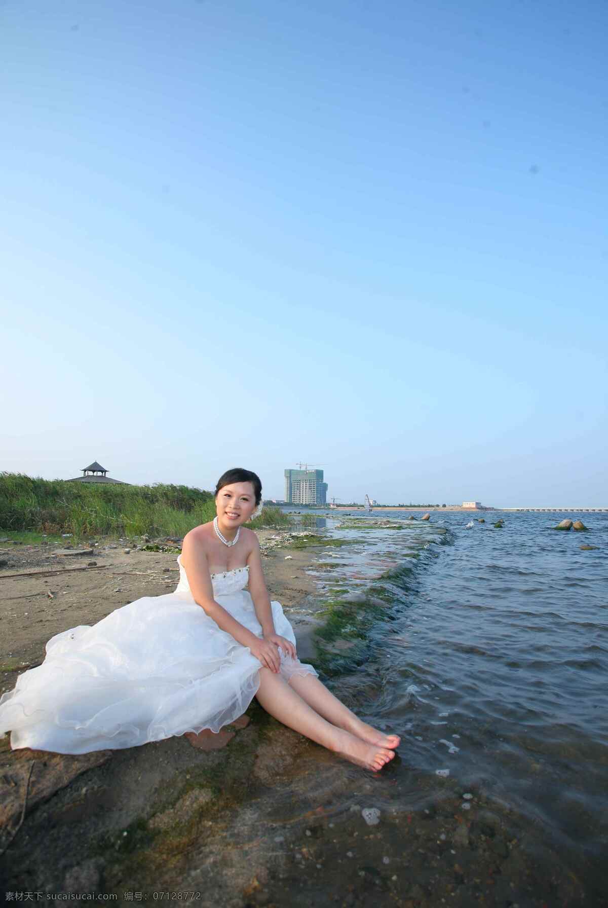 婚纱照 婚纱 美女 浪漫 时尚 甜蜜 白色长裙 礼服 海边 戏水 婚纱摄影 人物摄影 人物图库