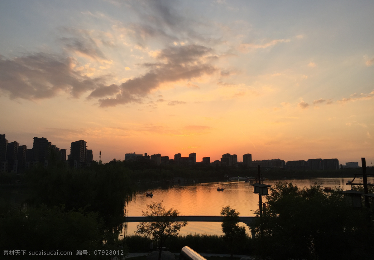 傍晚 曲江 南湖 西安曲江南湖 西安 西安曲江 曲江旅游 西安旅游 大雁塔景区 曲江南湖 夕阳 夜幕 湖面 划船 泛舟 共享摄影作品 自然景观 风景名胜
