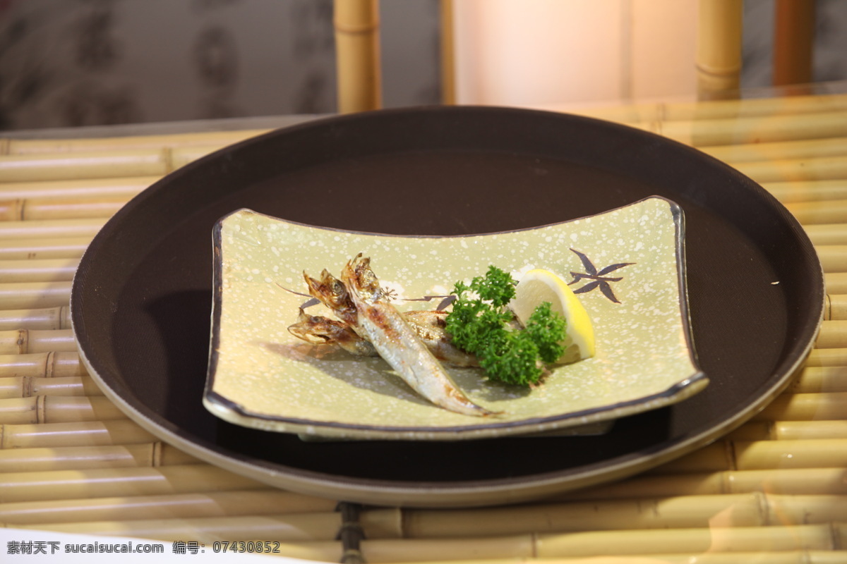 五彩 鲜艳 新鲜 日式 和风 日本 托盘 多春鱼 炸鱼 小鱼 柠檬 铁板烧 食材 食物 美食 餐饮美食 传统美食