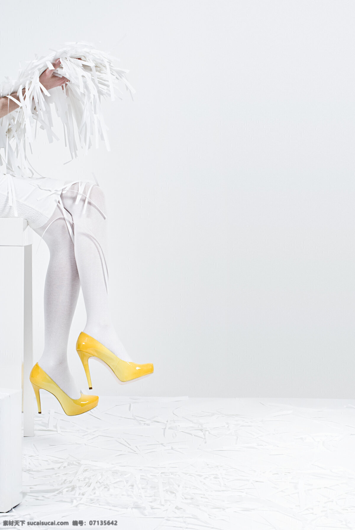 美腿图片素材 人物 时尚人物 时尚女性 白色正装 美腿 碎纸片 白色丝袜 高跟鞋 美女图片 人物图片