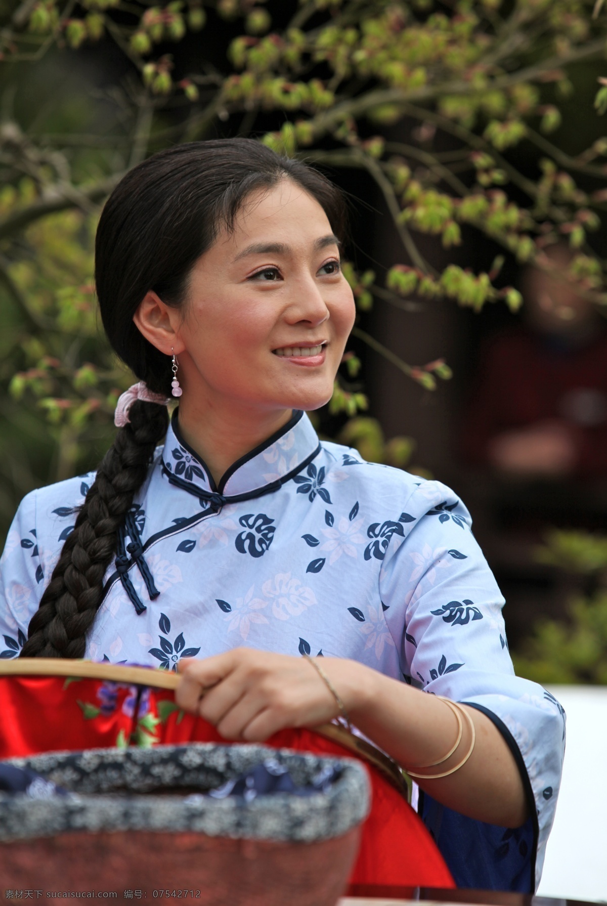 马以 原名马春莲 北京美女 解放军艺术学院 硕士学位 八一电影制片厂 影视演员 气质女人 美女明星 娱乐 文化 电视剧 郑氏十七房 饰王月芳 拍摄花絮 长发 汉服 刺绣 阳光 微笑 青春 靓丽 写真 明星偶像 人物图库