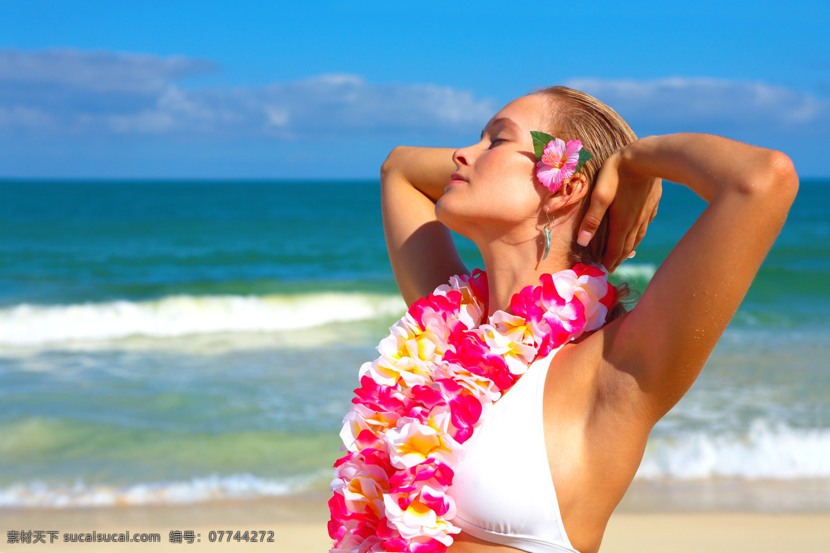 陶醉 中 女人 季节 夏天 海边 沙滩 唯美 湛蓝 海洋 人物 女性 鲜花 花环 海浪 浪花 美女图片 人物图片
