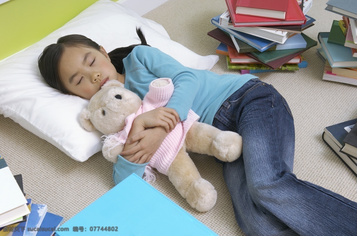 抱 布娃娃 睡觉 小女孩 女孩 人物 人物摄影 人物素材 儿童 儿童摄影 小孩 玩具 儿童图片 人物图片